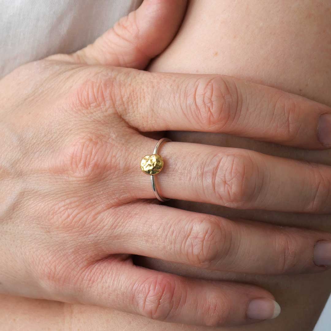 Bague de divorce portée au doigt.